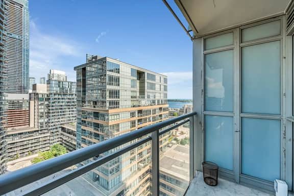 *Modern* Heart of Downtown ~ POOL ~ GYM ~ SAUNA - Image 4