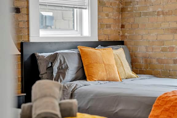 *RARE LOFT* Huge Artistic Gem in Heart of Downtown - Image 4