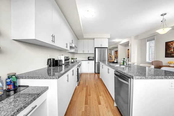 *Upscale* 6bed Home near Pier/Niagara/Toronto/QEW/GO - Image 2