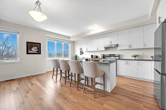 *Upscale* 6bed Home near Pier/Niagara/Toronto/QEW/GO - Image 5